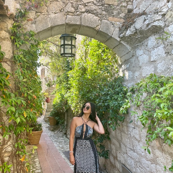 Meet your Posher, Tara - Picture 1 of 2